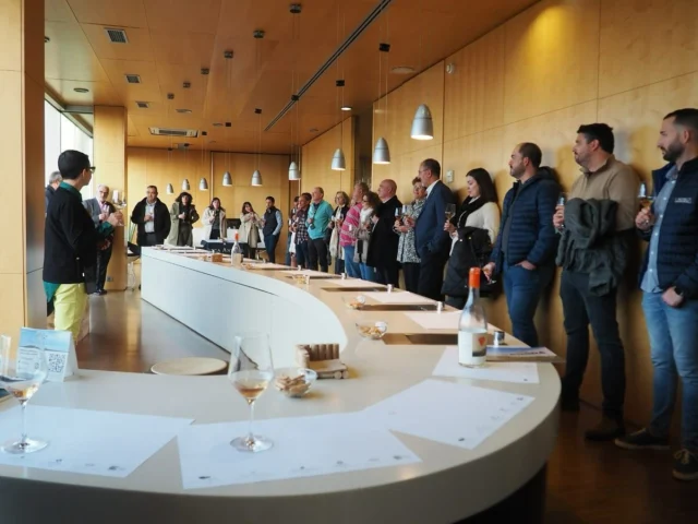 Celebramos el Día del Enólogo con orgullo y reconocimiento 🍷✨

El pasado viernes, en el encantador marco de El Toboso, el Colegio Oficial de Enología de Castilla-La Mancha rindió homenaje a la profesión del enólogo, fundamental para elevar la calidad y la excelencia de nuestros vinos. Durante el evento, reconocimos a destacados profesionales que, con su labor, han contribuido a ensalzar la cultura del vino en nuestra región.

🏅 Premios y reconocimientos destacados

Comercialización y Difusión del Vino: Manuel Juliá, director de FENAVIN.
Formación e Investigación en Enología: Antonio Morata Barrado.
Periodista del Vino: Carlos Iserte de CMMedia.
Emprendimiento en Enología: Adolfo Cano, D.O. Almansa.
Enólogo del Año: Javier Nieto Sepúlveda y Gregorio Ángel Martínez Alcázar.
Una Vida Dedicada a la Enología: Rafael Serrano Sánchez-Cruzado.

🗣 La decana del COECLM, Milagros Romero, destacó que “la labor del enólogo es esencial para garantizar la calidad de nuestros vinos, símbolo de identidad regional. Sigamos trabajando juntos por el reconocimiento que nuestra profesión merece.”

Desde el COECLM, agradecemos a todos los asistentes, patrocinadores y al Ayuntamiento de El Toboso por hacer posible este gran día. Brindamos por nuestros enólogos y por el futuro de la enología 🥂