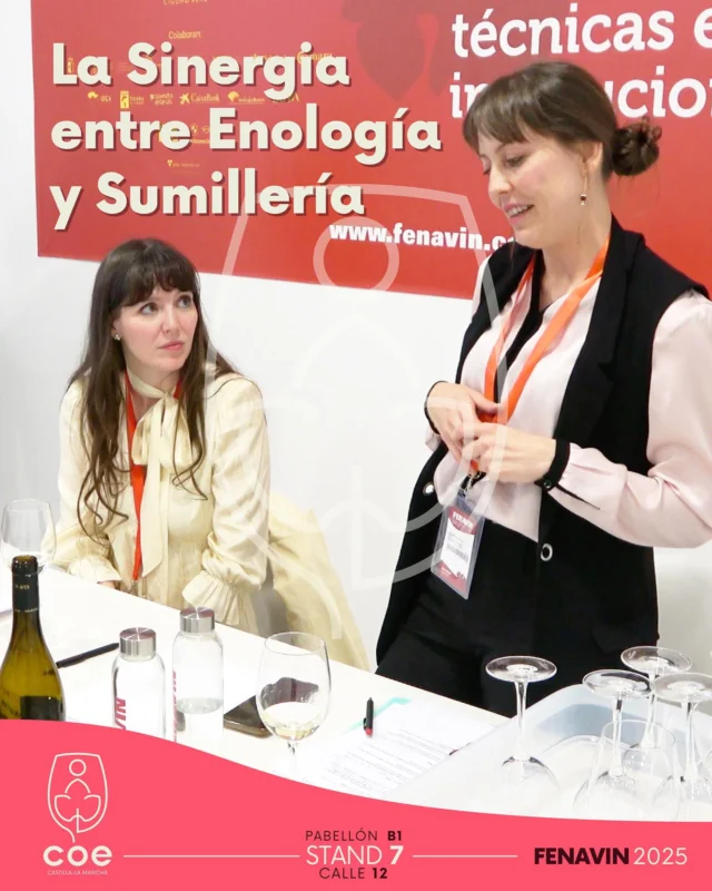 La Sinergia entre Enología y Sumillería: el Tándem Perfecto para Conquistar al Consumidor” reunirá a Ana Pecero, enóloga y vocal del Colegio Oficial de Enología de Castilla-La Mancha, y a Teresa Pecero, sumiller y representante de la Asociación de Sumilleres de Castilla-La Mancha y Amigos del Vino. Unidas no solo por el vínculo de ser hermanas, sino por una profunda pasión compartida por el vino, ambas profesionales ofrecerán, desde sus respectivas disciplinas, una visión complementaria sobre el papel esencial que juegan el enólogo y el sumiller a lo largo de la cadena de valor, desde la elaboración hasta la copa del consumidor.

Durante la charla, se pondrá en valor cómo la colaboración entre estas dos figuras resulta clave para transmitir la identidad del vino y conectar emocionalmente con el público. A través de experiencias personales y anécdotas profesionales, Ana y Teresa mostrarán cómo la suma de conocimiento técnico y sensibilidad sensorial no solo enriquece la experiencia del consumidor, sino que también contribuye al posicionamiento del vino en el mercado actual. Un encuentro para entender que, cuando enología y sumillería trabajan juntas, el resultado es mucho más que la suma de sus partes.